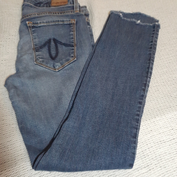 Level 99 Jean's size 26. Blue distressed cropped - Picture 2 of 8